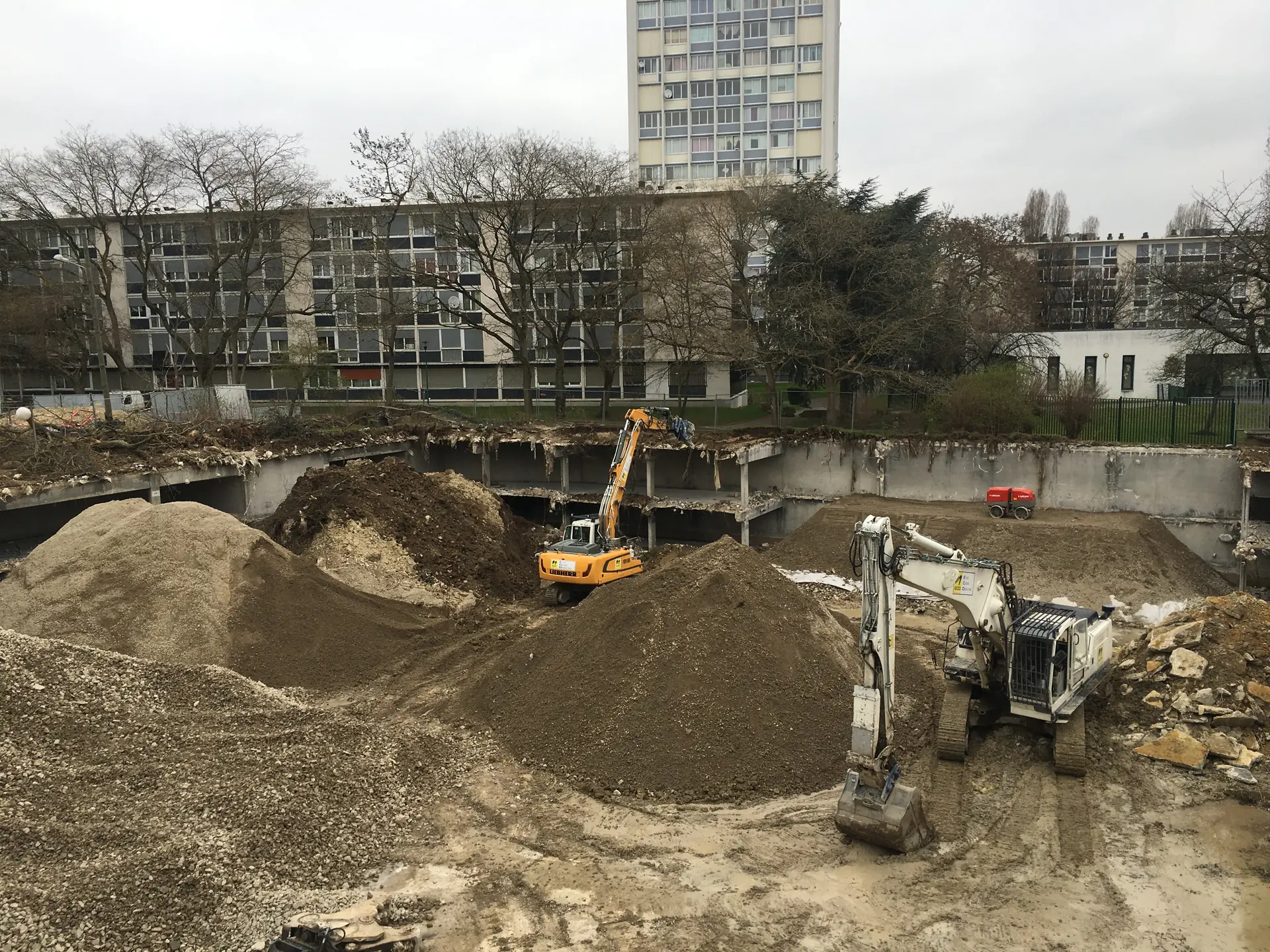 Matériaux triés par nature sur chantier