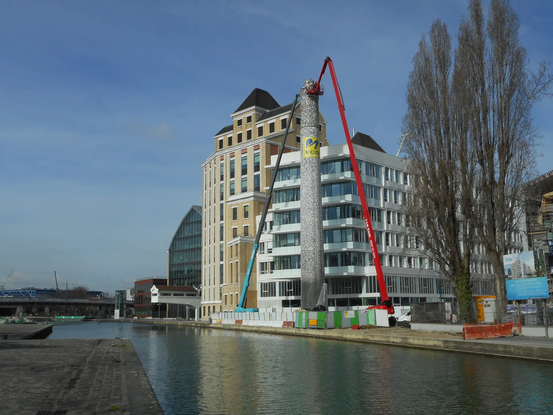 Chantier de démolition en bord de canal