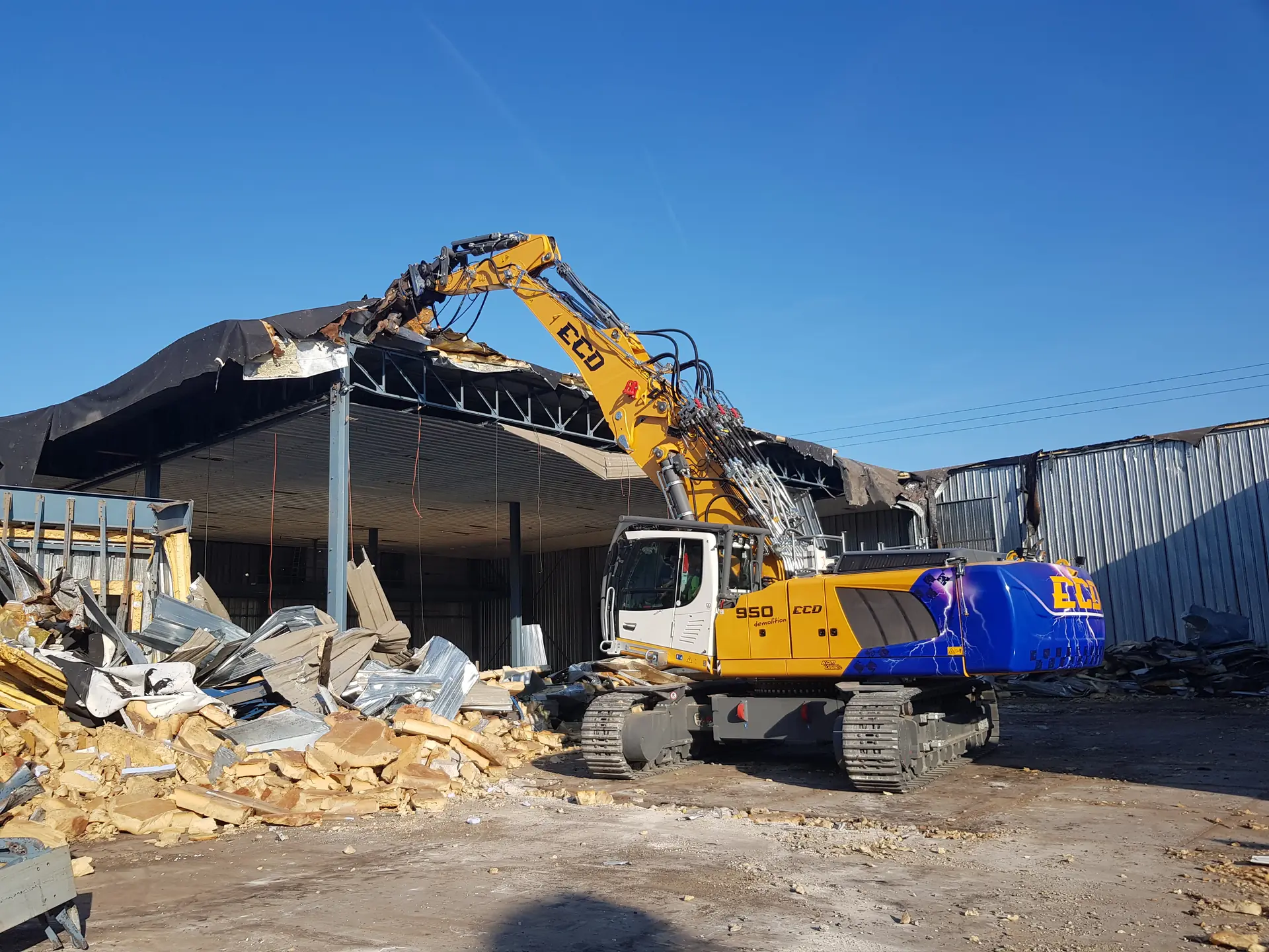 Démolition d'un hangar industriel