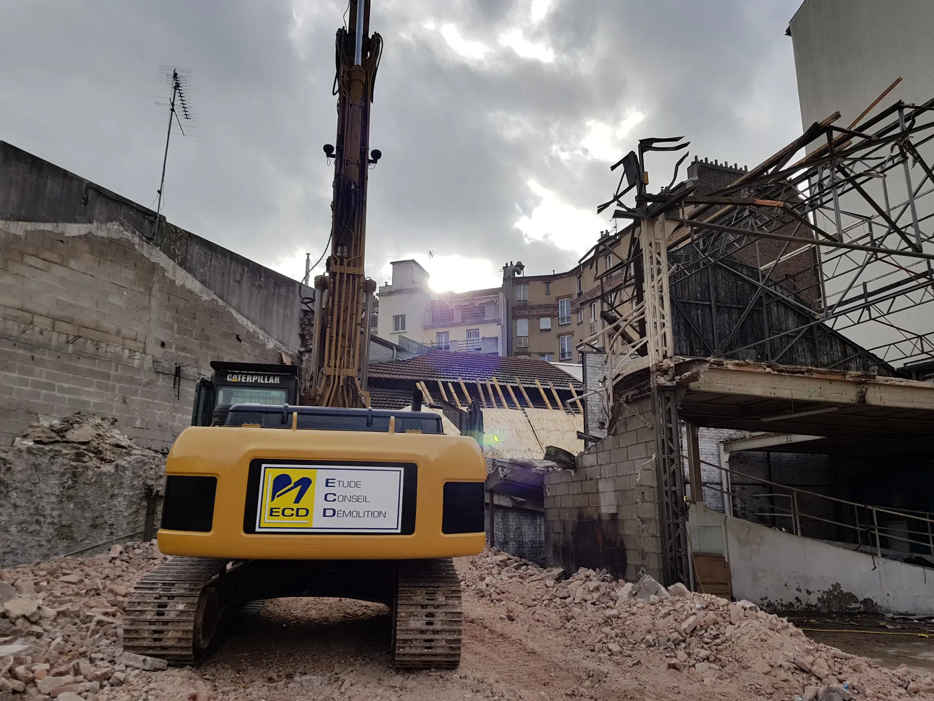 Pelle ECD sur un chantier de démolition